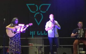Geoffrey AGAUGUE / Bombarde , Flûtes , Chant
Jérôme LAMBERT / Accordéon chromatique , Chant depuis 2022
Violette LE ROY / Chant , Guitares